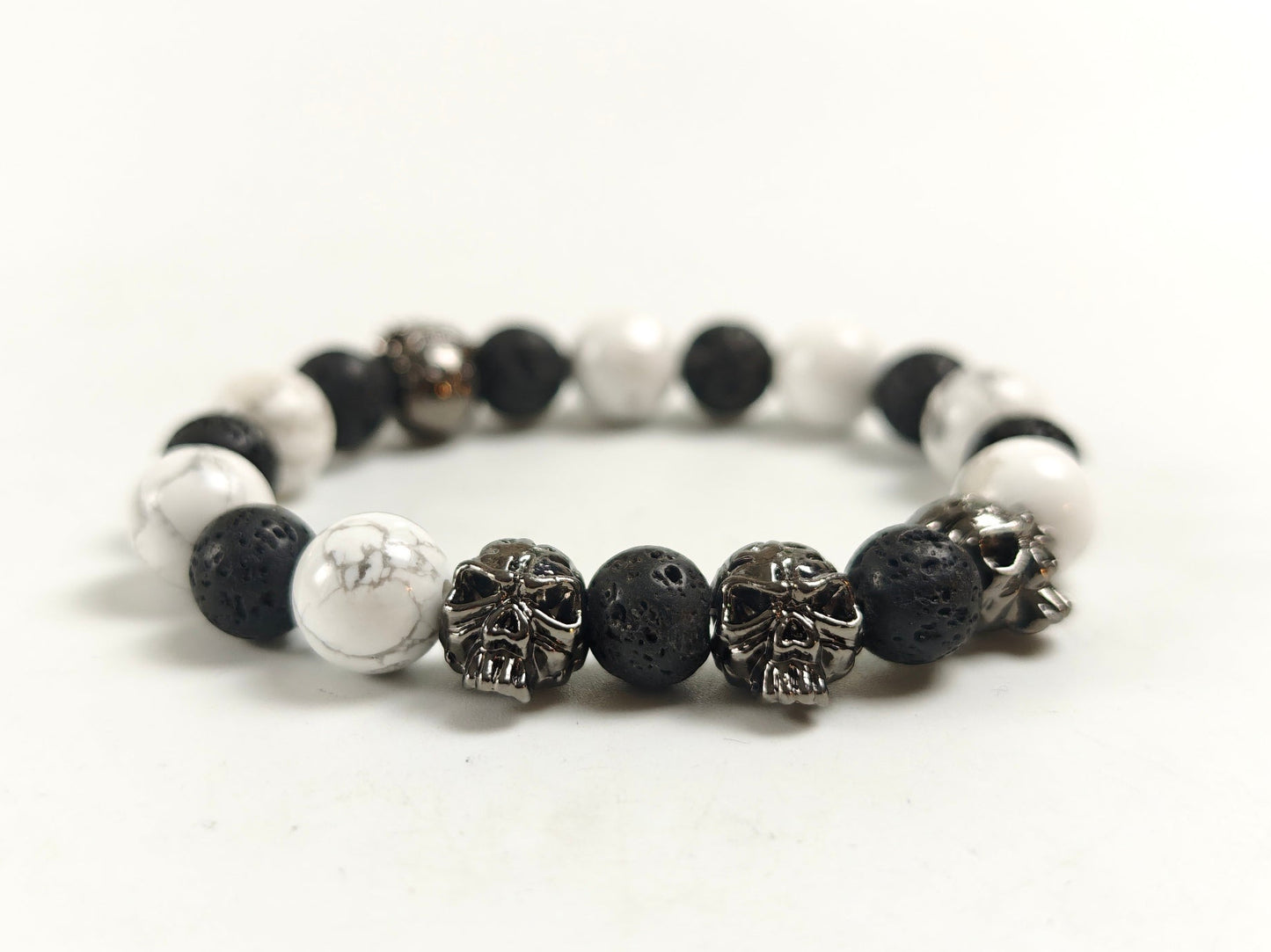 Edelstein-Armband „Light & Shadow“ – Weißer Howlith & Schwarze Lava