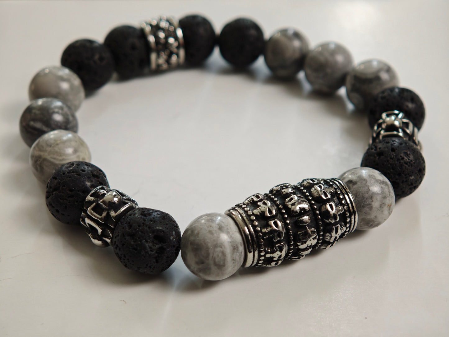 Herren-Armband aus Lavastein - grauer Jasperstein / Edelstahl Skullbeads