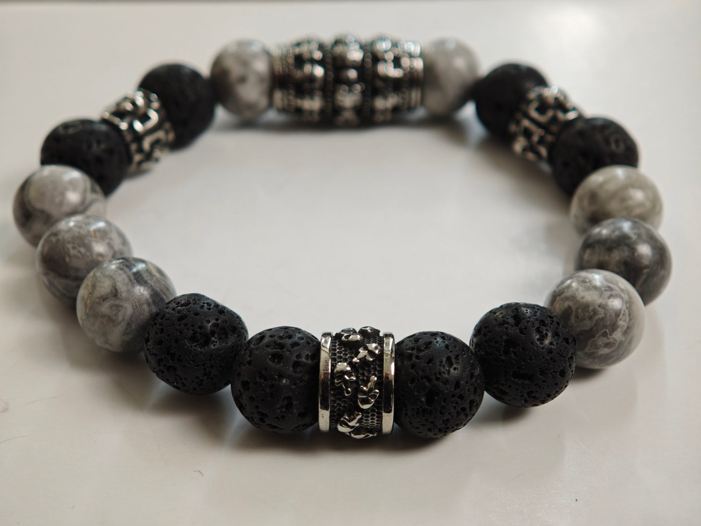 Herren-Armband aus Lavastein - grauer Jasperstein / Edelstahl Skullbeads