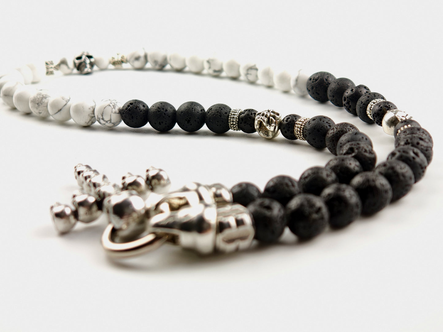 Black & White  - V-Neck Kette, handmade